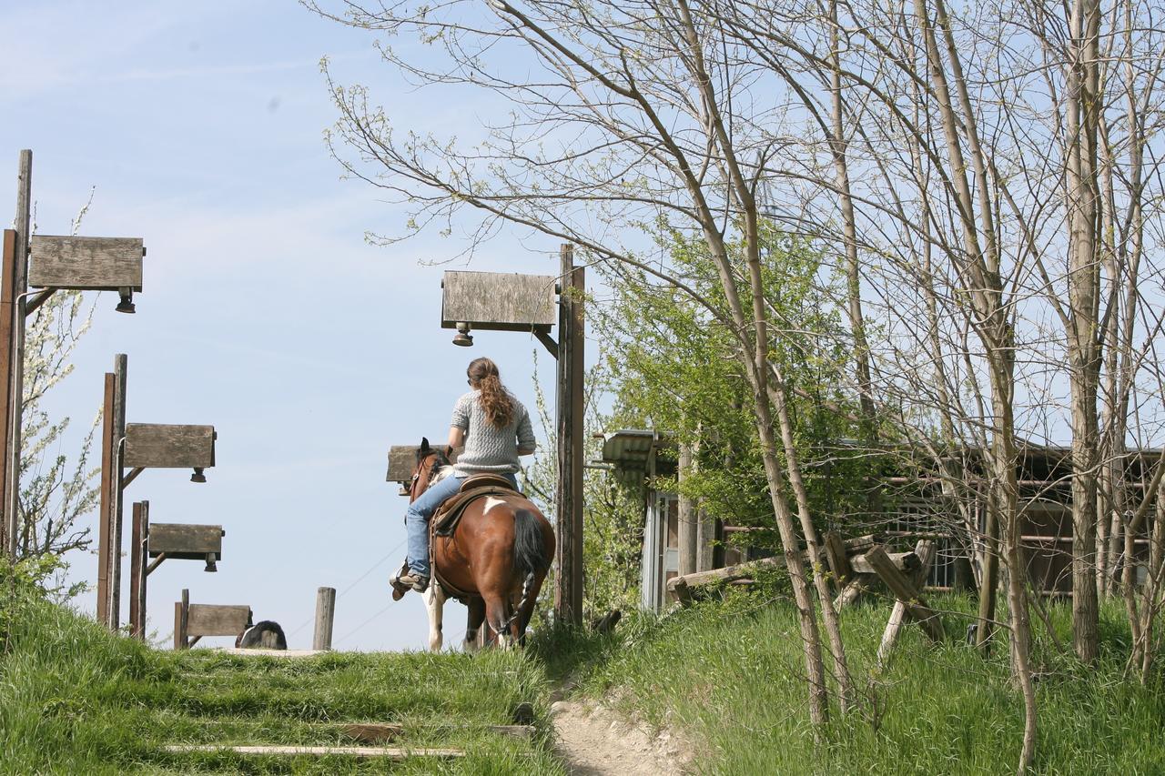 Cowboys Guest Ranch Hotel Voghera Exterior photo